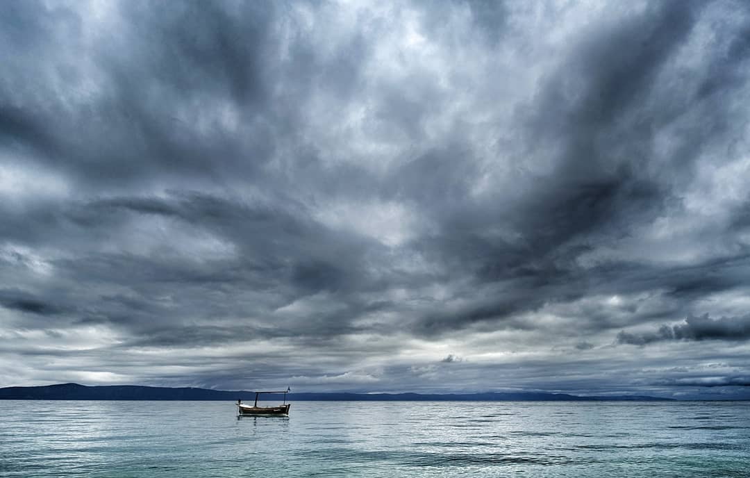 A gray morning on the water